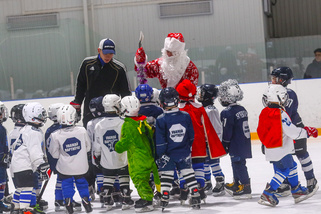 Хоккейный Дед Мороз в гостях у Sibir kids!